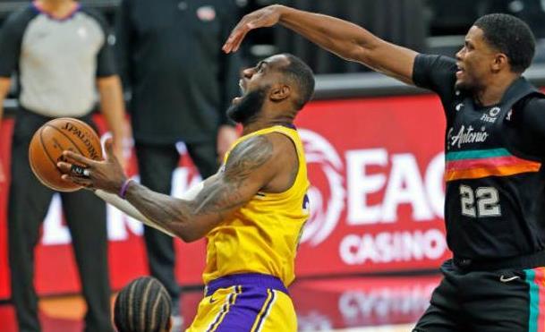 湖人队经历伤病考验,主教练感慨叹息 湖人队经历伤病考验,主教练感慨叹息