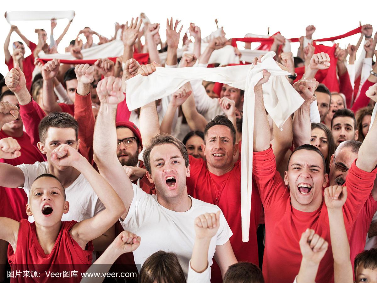 一线队员发挥出众,引发球迷欢呼 一线队员发挥出众,引发球迷欢呼