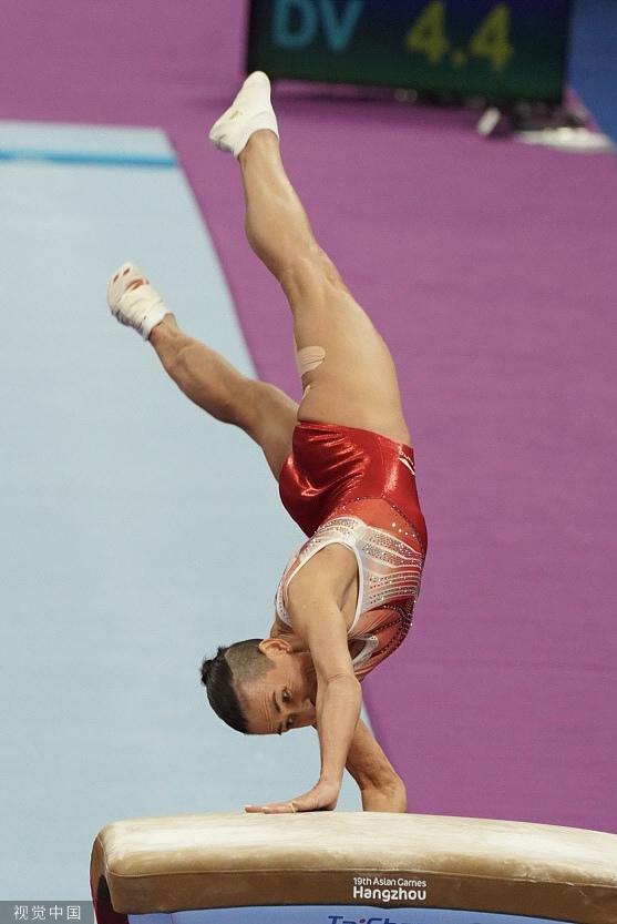 新西兰举重选手勇夺铜牌,全力以赴 新西兰举重选手勇夺铜牌,全力以赴