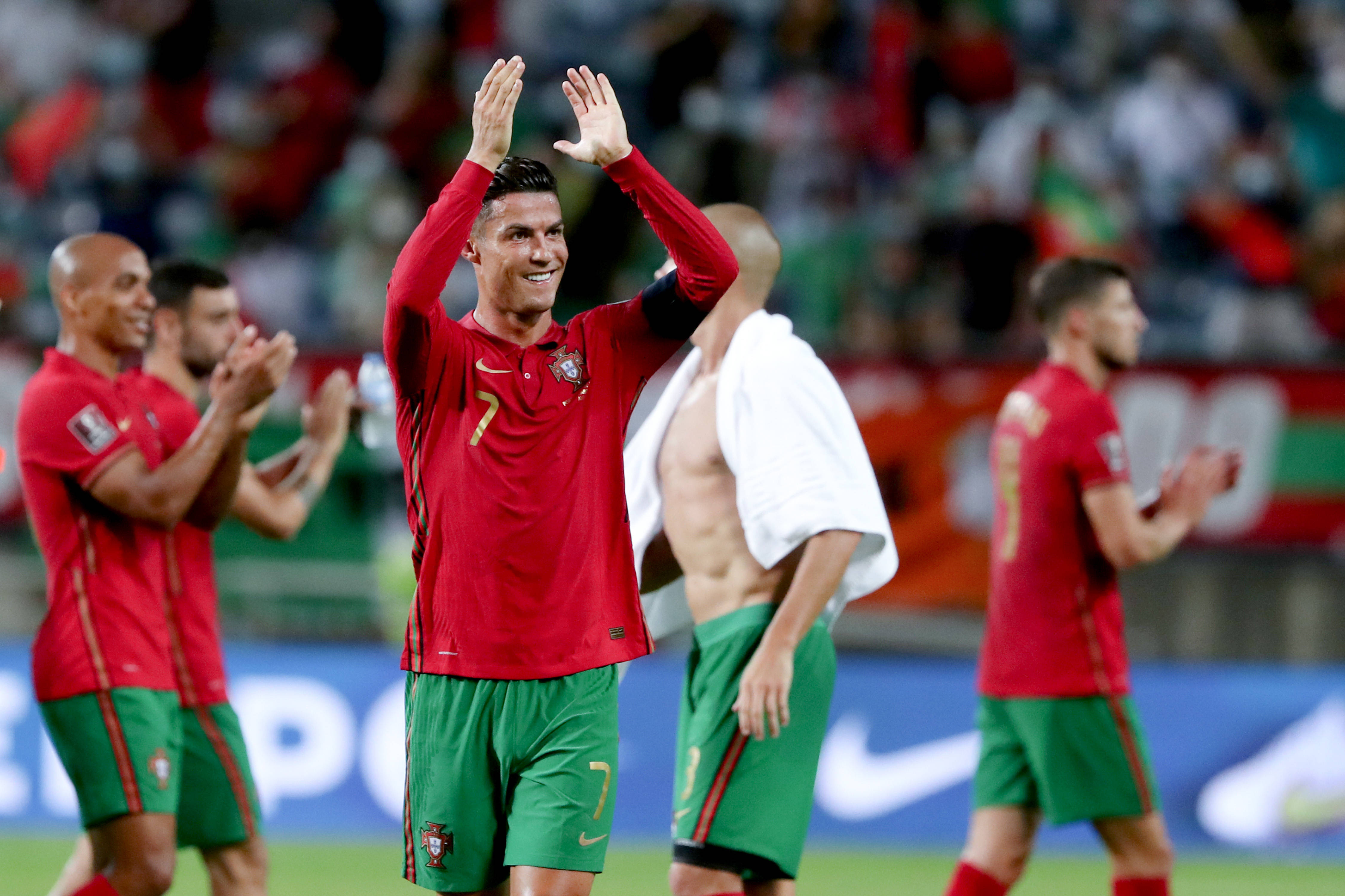 葡萄牙足球队技压爱尔兰-晋级决赛 葡萄牙足球队技压爱尔兰-晋级决赛