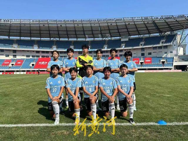 巴西女足锁定冠军席位队员庆祝跳水 巴西女足锁定冠军席位队员庆祝跳水