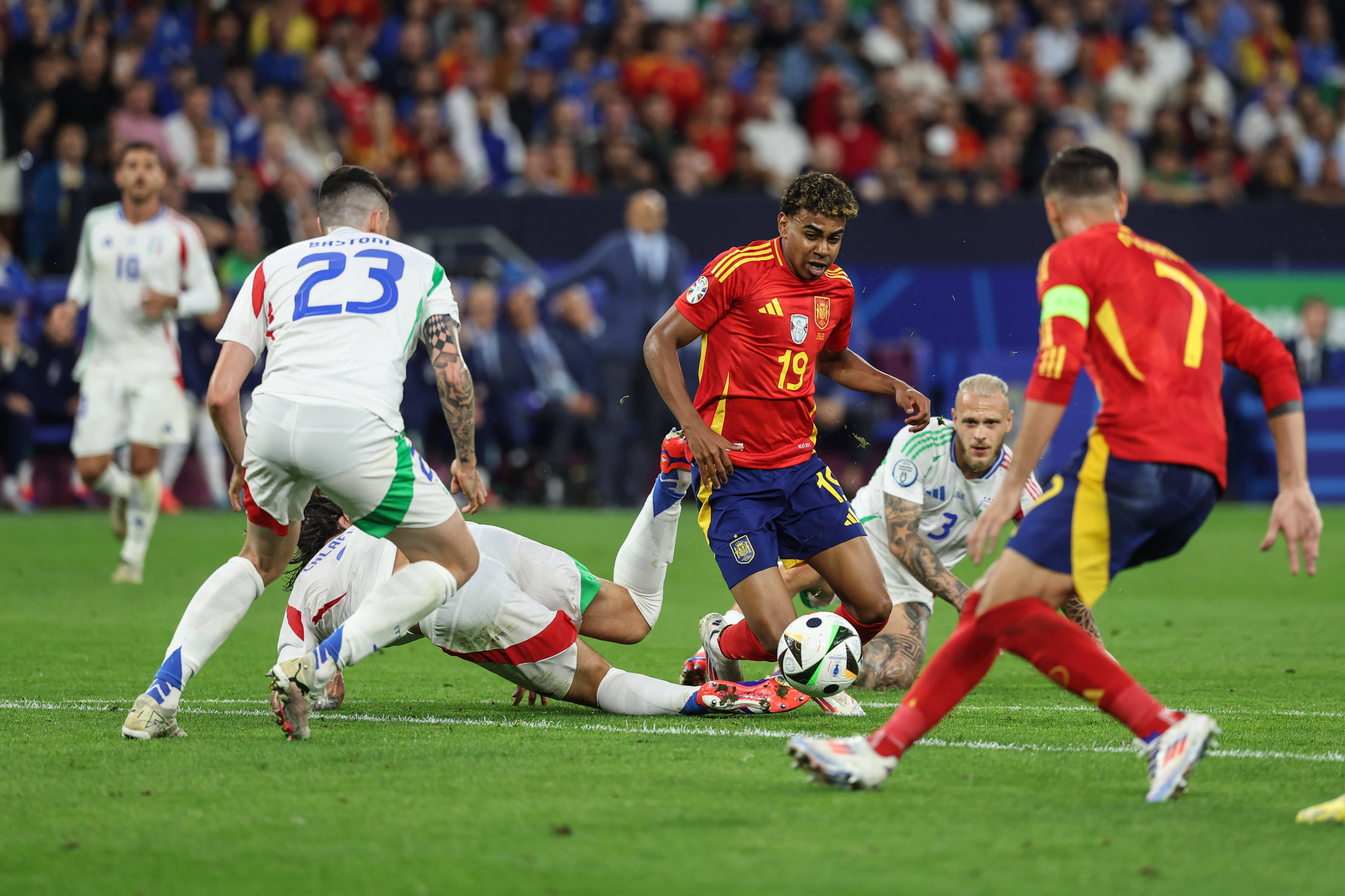 激烈的足球比赛落下帷幕,球员们展现出色技术 激烈的足球比赛落下帷幕,球员们展现出色技术