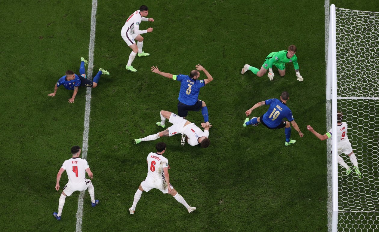 意大利队再度获得欧洲杯冠军,球员激动表情 意大利队再度获得欧洲杯冠军,球员激动表情