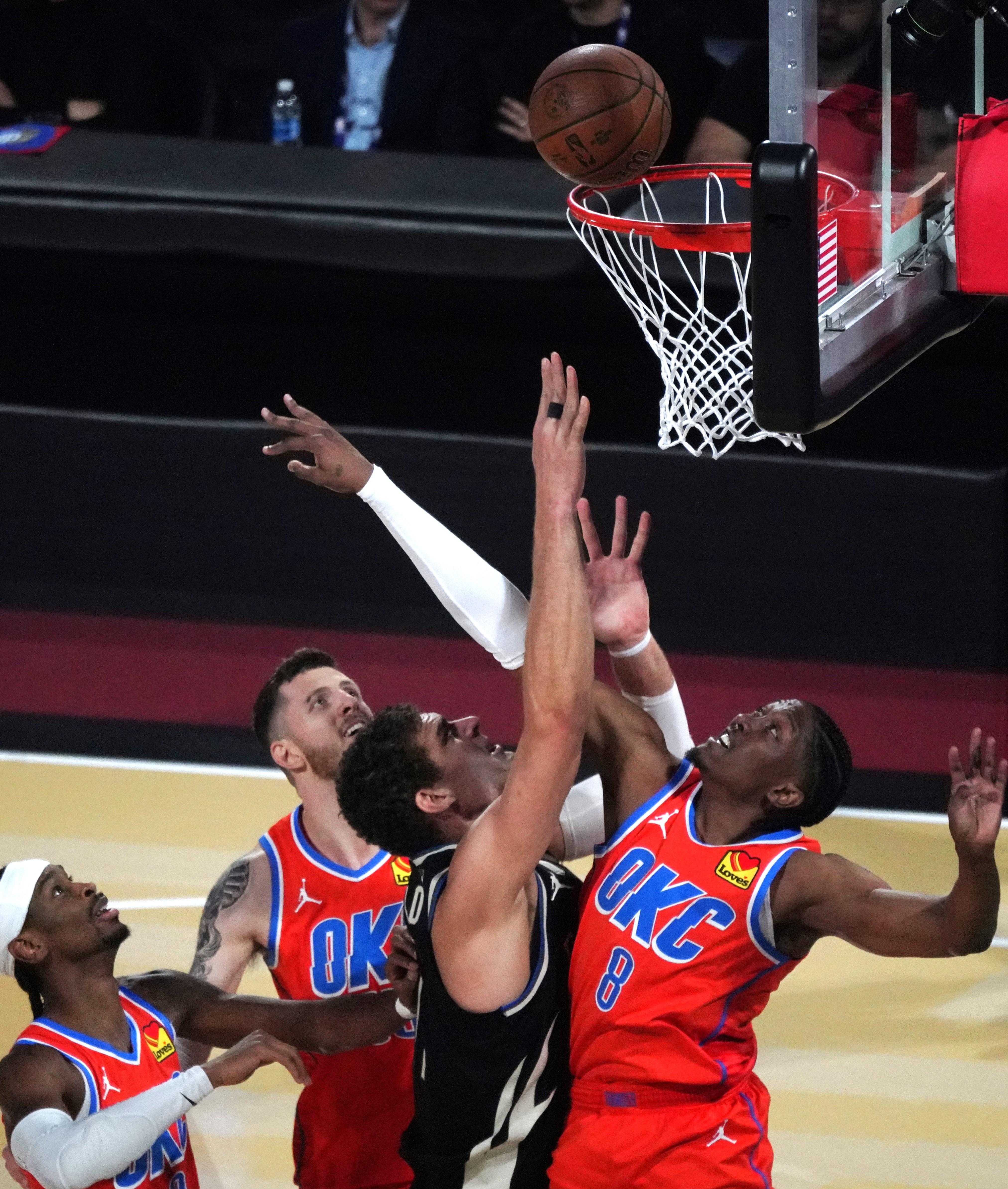 雄鹿队内部竞争激烈，球员表现出色引发关注