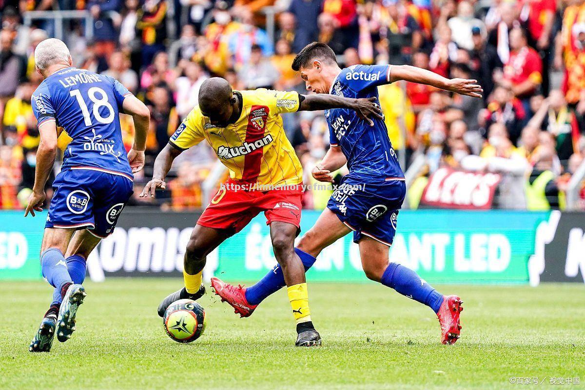 激烈对抗:足球比赛将掀起热潮 激烈对抗:足球比赛将掀起热潮