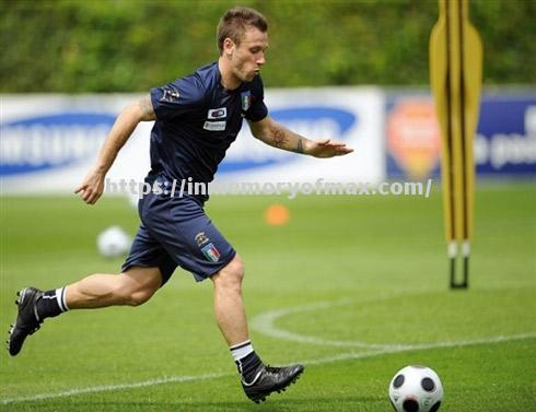 意大利球队在训练中踢出精彩表现,备战下周比赛 意大利球队在训练中踢出精彩表现,备战下周比赛