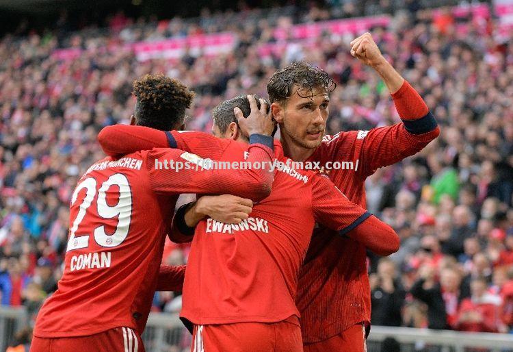 拜仁球员奋力拼抢,保持斗志 拜仁球员奋力拼抢,保持斗志