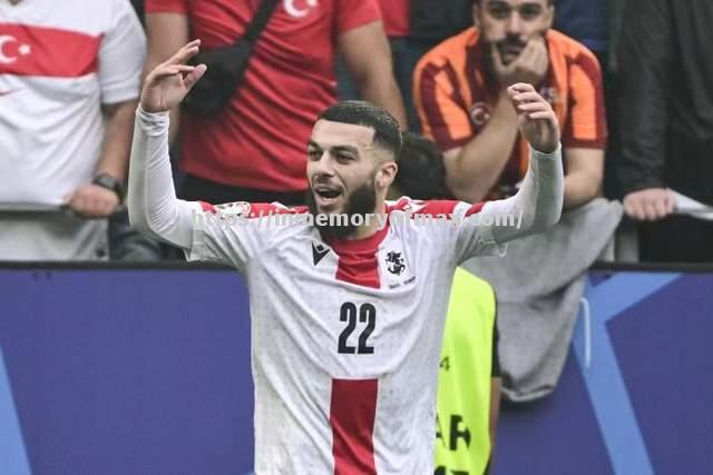 摩纳哥队遭遇连败,球迷呼吁主帅下课 摩纳哥队遭遇连败,球迷呼吁主帅下课