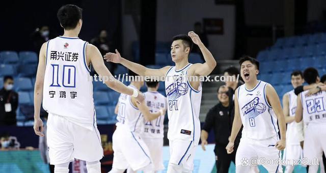 两支中国篮球职业联赛球队场上激战 两支中国篮球职业联赛球队场上激战