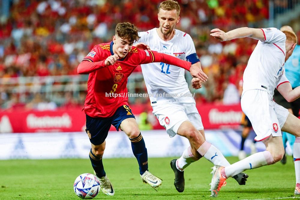 紧要消息:欧国联决赛赛场秩序井然,球迷热情高涨 紧要消息:欧国联决赛赛场秩序井然,球迷热情高涨