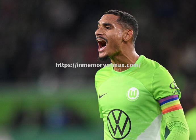 沃尔夫斯堡后卫频频犯错,被对手利用 沃尔夫斯堡后卫频频犯错,被对手利用