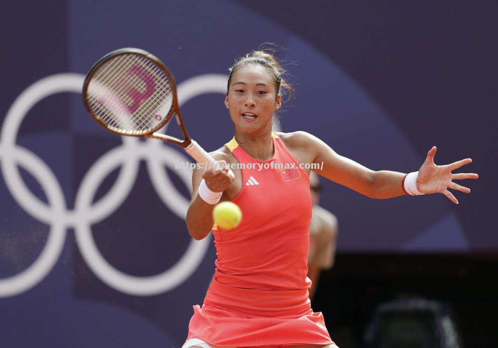 网球赛场上,女单激战正酣,胜负未定 网球赛场上,女单激战正酣,胜负未定