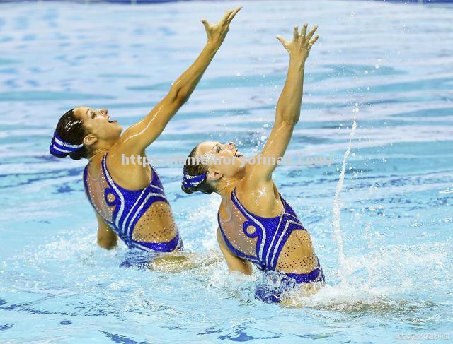 爱沙尼亚花样游泳选手优雅动作-赢得掌声 爱沙尼亚花样游泳选手优雅动作-赢得掌声