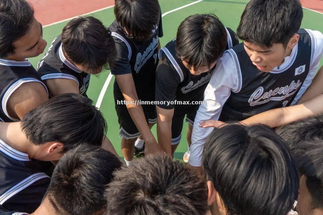 勇往直前,球员拼尽全力争夺胜利 勇往直前,球员拼尽全力争夺胜利