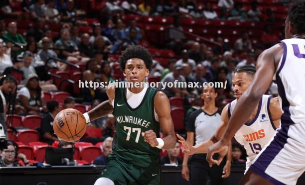 雄鹿队新秀球员在场上表现出色 雄鹿队新秀球员在场上表现出色