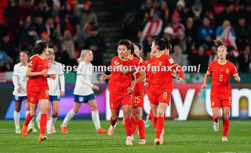 星空体育-女足比赛迎来白热化，双方拼尽全力