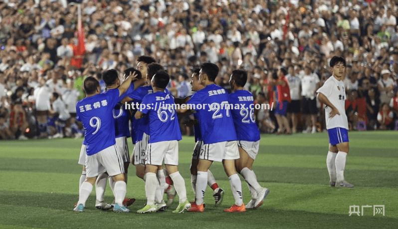 星空体育-大连球员奋力拼搏，神勇扳平比分获得宝贵一分！