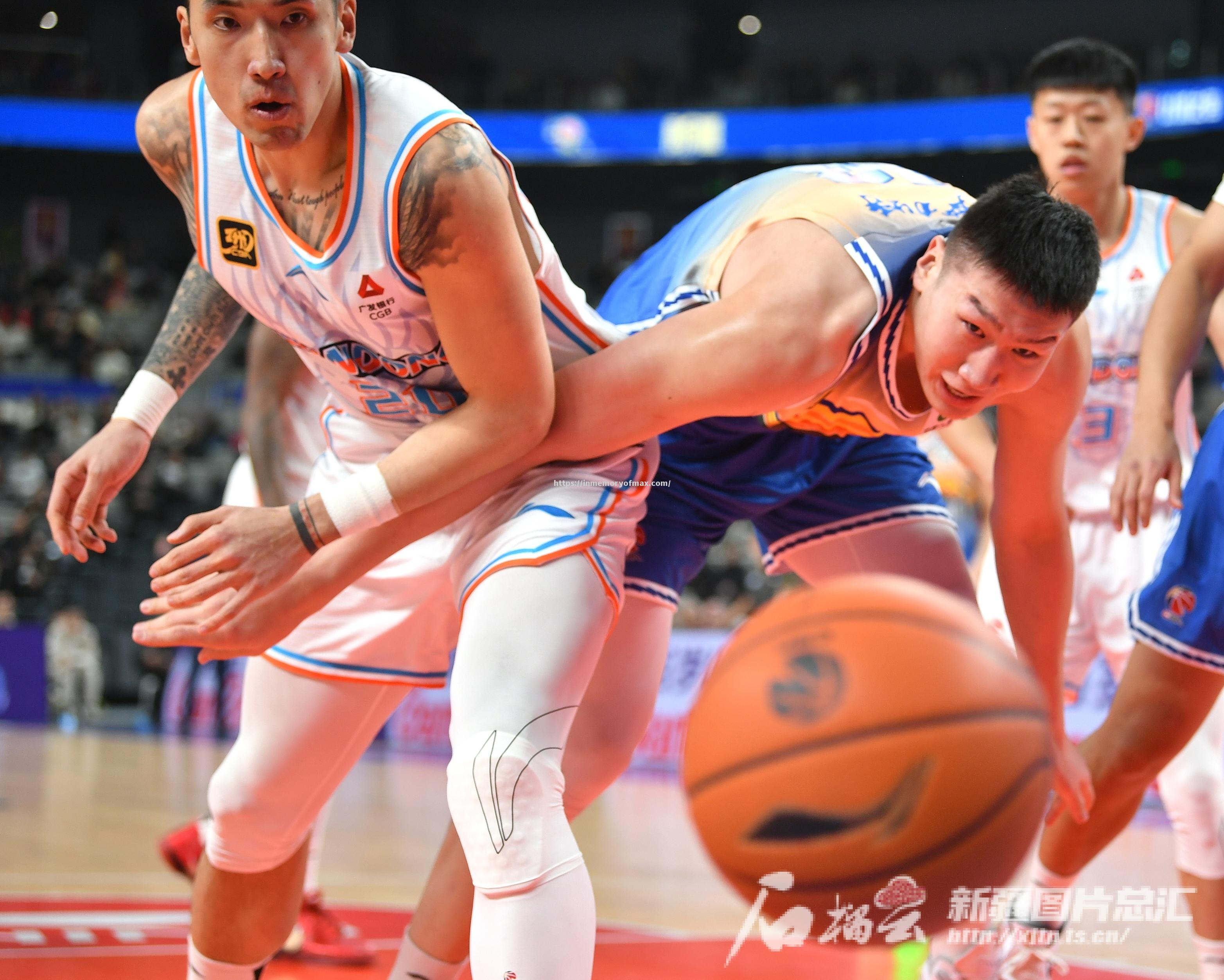 新疆队在比赛中展现出出色表现,实力稳步提升 新疆队在比赛中展现出出色表现,实力稳步提升