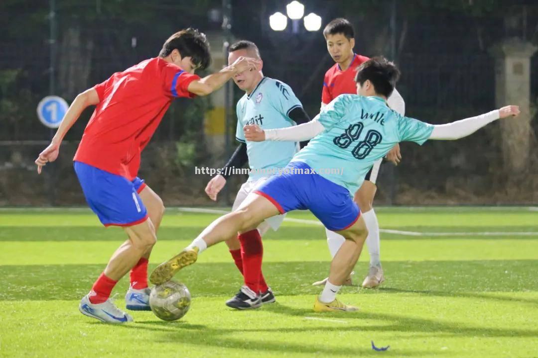 草根足球比赛,球员拼尽全力争胜 草根足球比赛,球员拼尽全力争胜
